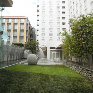 チャペルの隣にある緑の芝生があるテラス|445897さんの都ホテル 京都八条の写真(393990)