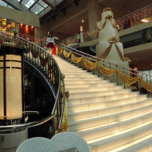 挙式会場の大階段|445897さんのホテル京阪 ユニバーサル・タワー（ウエディング取扱終了）の写真(403255)