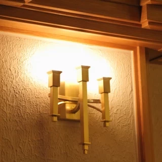 チャペル壁面にキャンドル型の照明がかけられています。