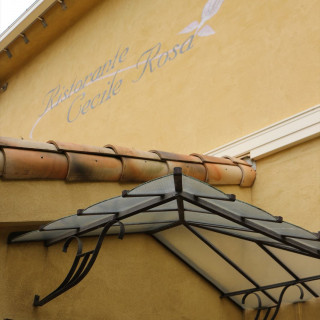 イタリアンレストランのような外観です。壁の文字が素敵。
