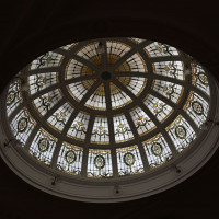 ロビーの天井には円形のステンドグラスが。