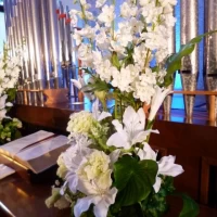 チャペルの祭壇横の装花
