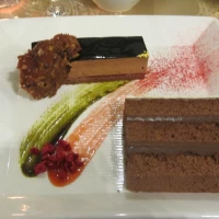 ガトーショコラ（奥）　ウエディングケーキ（手前）