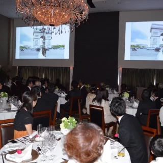 入場前には、パリ挙式の映像を