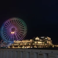 夜の会場。挙式後、会場をバックに写真撮りました。