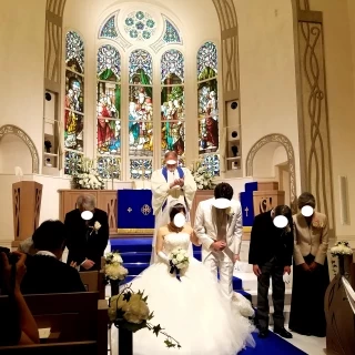 天井が高くステンドグラスも大きい