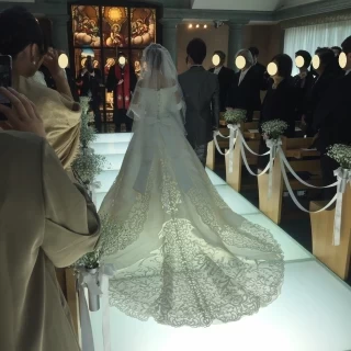 下からの光でドレスのトレーンが透けて映えます