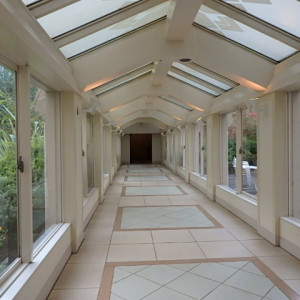 ガーデンをとおる光あふれる廊下。|447629さんのロイヤルオークホテル スパ&ガーデンズ（ウエディング取扱終了）の写真(406333)