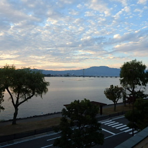 チャペルからでたところから見える琵琶湖|447629さんのロイヤルオークホテル スパ&ガーデンズ（ウエディング取扱終了）の写真(406348)