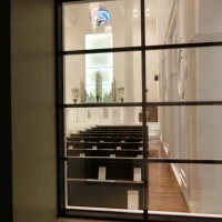 マジックミラーからもよく見えるのでママも安心して出席できます