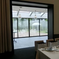 会場からガーデンがみれるので開放的な空間のお部屋です