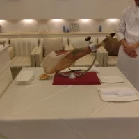 イベリコ豚生ハムその場でスライスしてもらえます