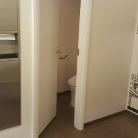 お手洗いが狭く、女性用は個室が2つのみです。