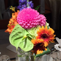 ゲストテーブルの形や位置によりお花や花瓶をアレンジできます