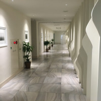 白くてきれいな廊下