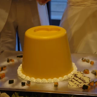 特別に作ってもらった、バケツプリンにカラメル投入！