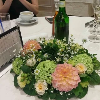 担当のお花屋さんに創っていただきました。