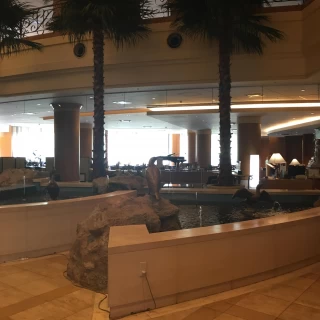 広々としたロビーには鵜の姿も。