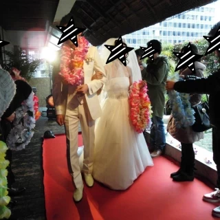 挙式の様子　新郎新婦退場