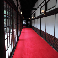 挙式会場に行くまでの廊下　赤い絨毯が魅力的です