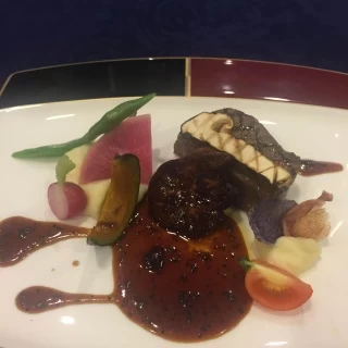 ステーキに香りの良い松茸も添えられていた。
