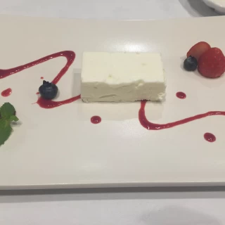 アイスとケーキの中間。ライム味でさっぱりおいしい。