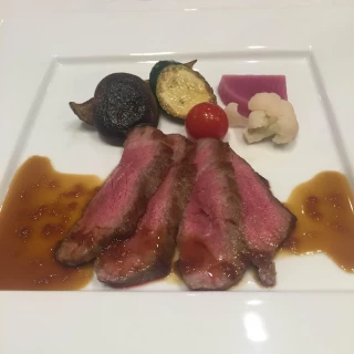 足柄牛はとてもやららかくておすすめ。付け合わせの野菜も美味。