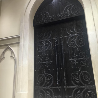 重厚感のある大きい教会への扉
