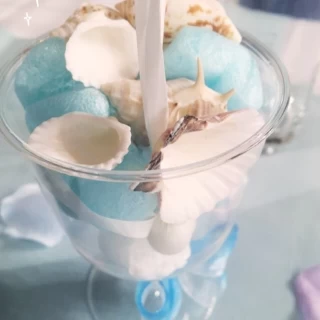 各テーブルの飾り。紐の上にバルーンが付いてます。
