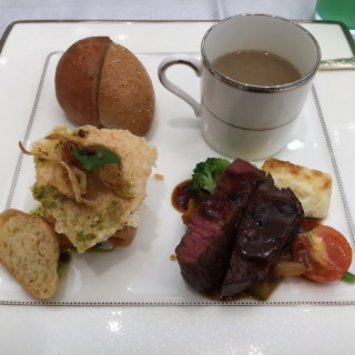 試食のワンプレート。どれも温かく美味しい