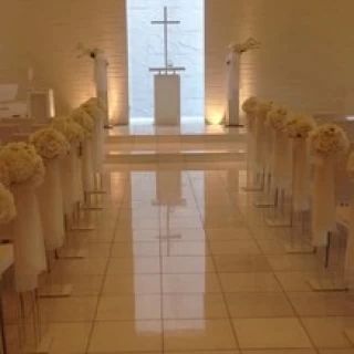 白が印象的なチャペル