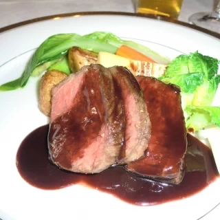 メインの牛肉ステーキ