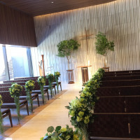 装花は、祭壇近くのグリーンも含め追加料金不要とのことです