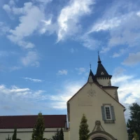 チャペルが青空にはえます。