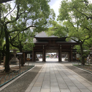 参道から門の眺め|453117さんの湊川神社 楠公会館の写真(411538)