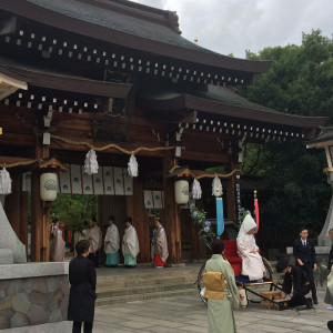 会館から門までを人力車で移動。ここから本殿へ花嫁行列へ|453117さんの湊川神社 楠公会館の写真(411541)