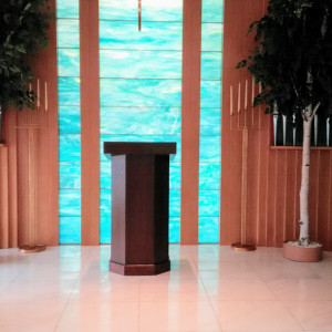 祭壇です。両サイドに木があります。|453316さんの関西エアポートワシントンホテル(Fujita Kanko Group)の写真(616185)