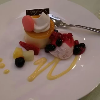 スイーツビュッフェの前のデザート♪マンゴーゼリーが特に美味❤