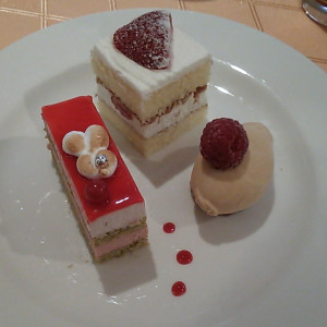 フランボワーズ風味のバタークリームと苺のムース |454160さんのプレミアホテル 中島公園 札幌 （旧名：ノボテル札幌）の写真(413260)