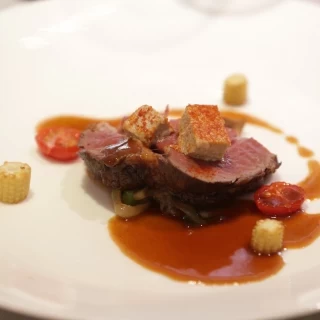 牛フィレ肉のロースト。フォアグラムース添え。
