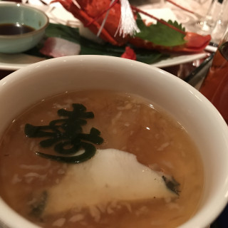 寿昆布が添えられた鮑と鱶鰭のスープ