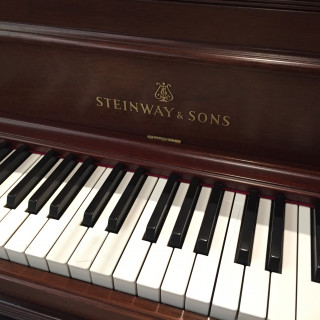 アンティークなピアノはスタンウェイです