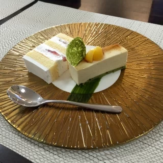 ウェディングケーキとほうじ茶のケーキ