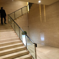 2階のフロントフロアから宴会場への階段