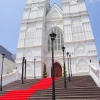 階段が広いので集合写真、ブーケトスも楽々