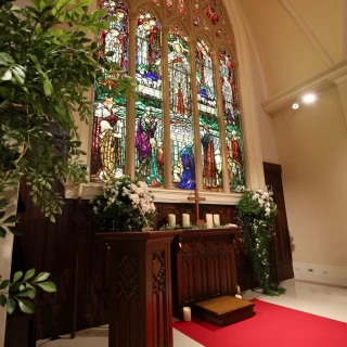 赤いステンドグラスと
赤いバージンロードが素敵！