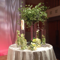 白いテーブルクロスやキャンドルと、緑を掛け合わせた装花