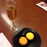 打ち合わせで飲み物とマカロンをいただきました。
