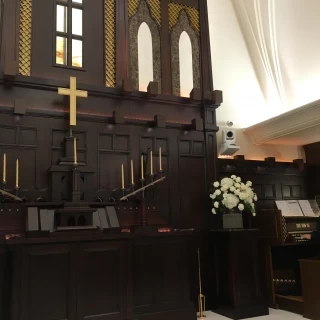 祭壇の前