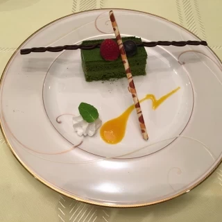 和と洋を合わせた抹茶のケーキは彩りも綺麗